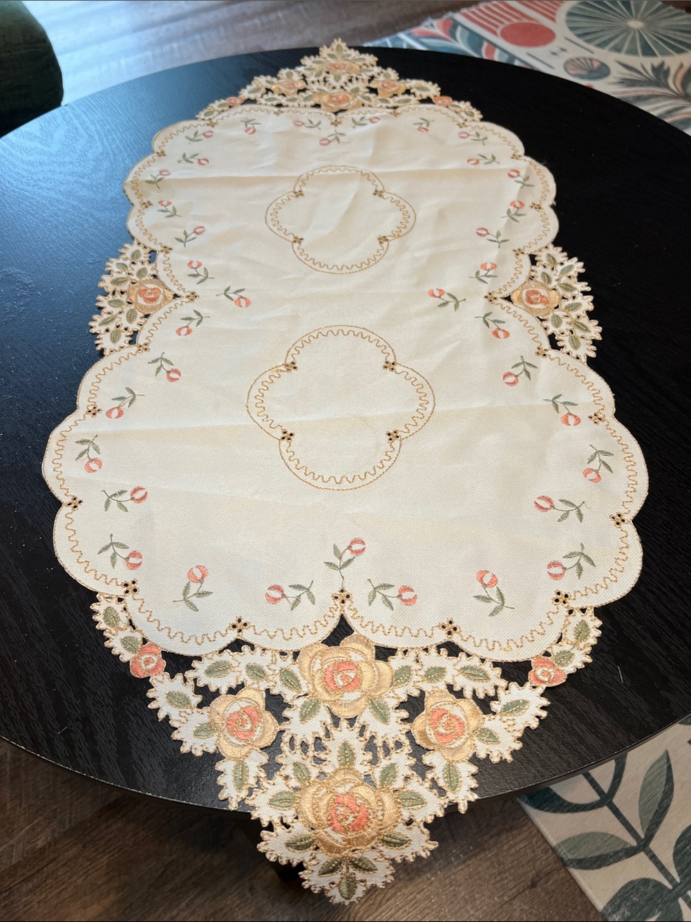 Vintage Embroidered Cutwork Roses/Flower Table Runner Doily Linen